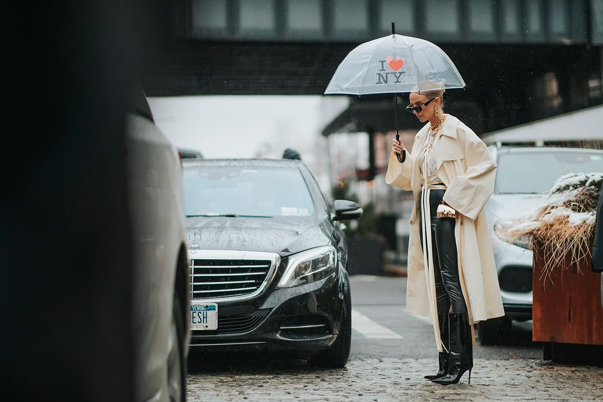 5 'looks' con gabardina para no perder tu estilo en los días de lluvia