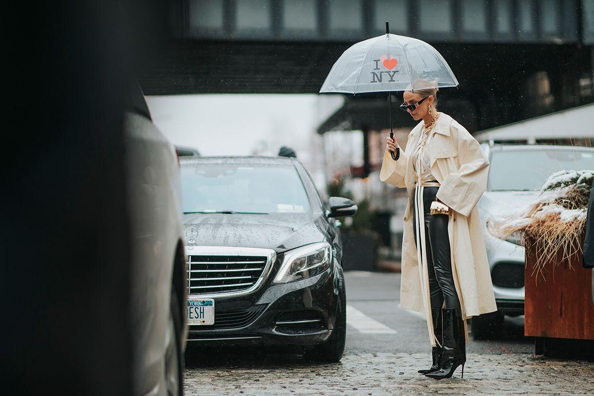 5 'looks' con gabardina para no perder tu estilo en los días de lluvia