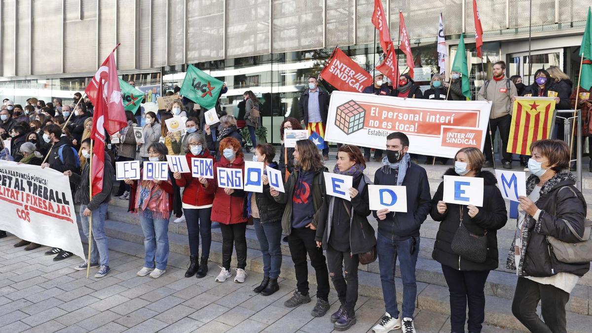 Concentració de treballadors interins ahir davant la seu de la Generalitat a Girona. | ANIOL RESCLOSA