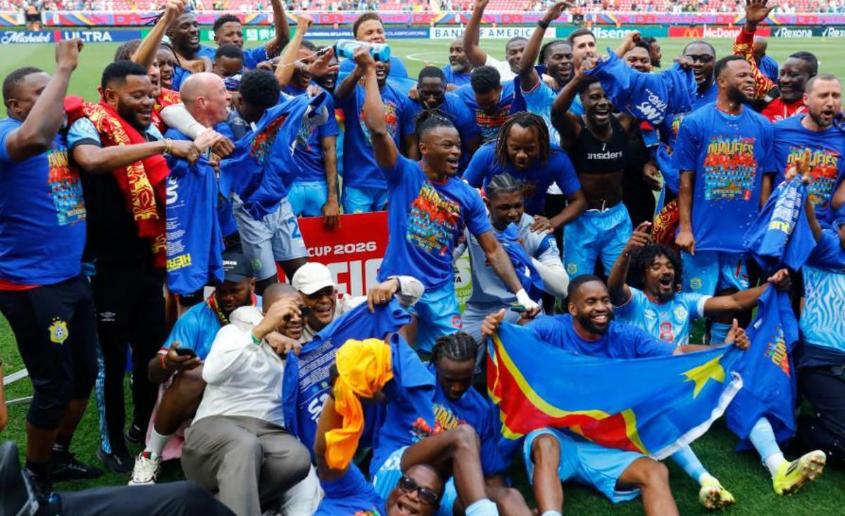 Cipenga festeja el pase al Mundial con sus compañeros.