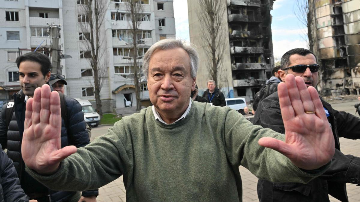 El secretario general de la ONU, Antonio Guterres, hace un gesto mientras asiste a una visita en Borodianka, en las afueras de Kiev, el 28 de abril de 2022.