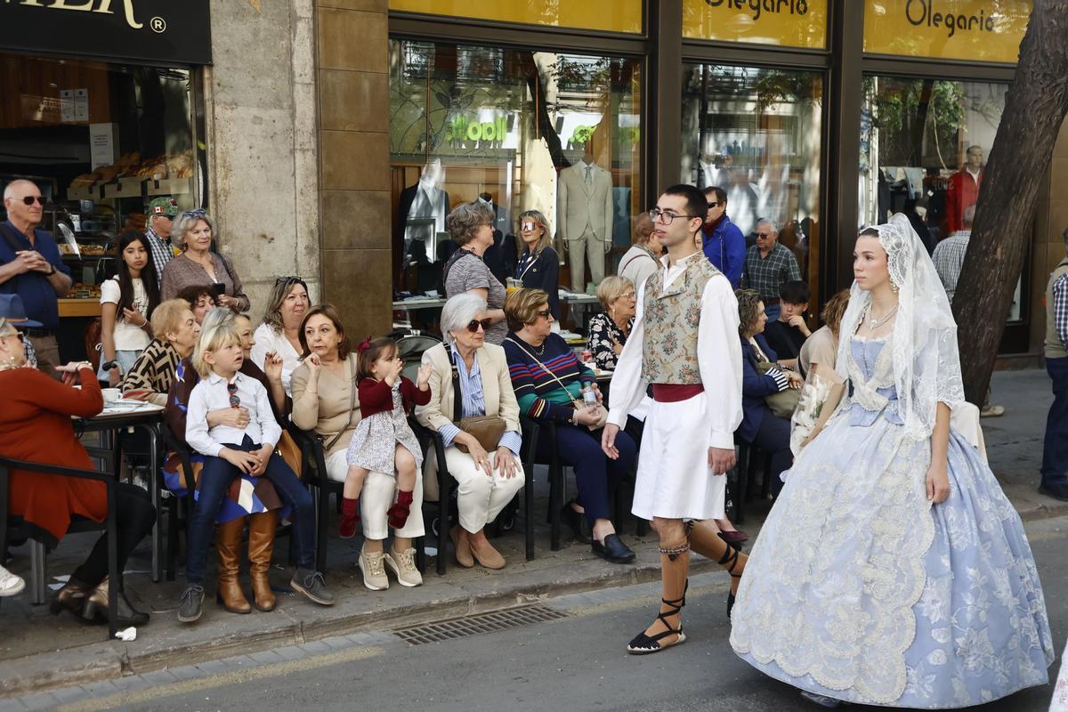 Desfile con mucho público y detrás, los comercios