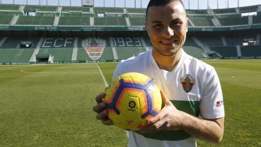 Karim Azamoum, ayer, durante su presentación en el estadio Martínez Valero.