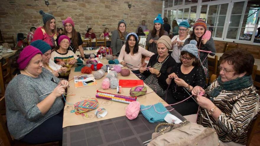 Gorros y bufandas para el &quot;proyecto Alba&quot; de Cáritas