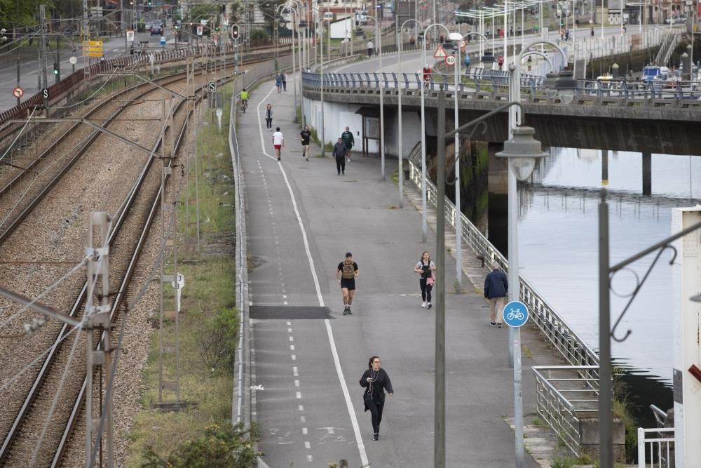 Avilés se llena de deportistas en la primera fase del desconfinamiento.