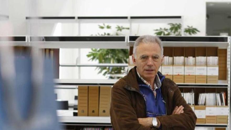 Alfredo Larraz en la biblioteca del Campus Viriato de la capital.