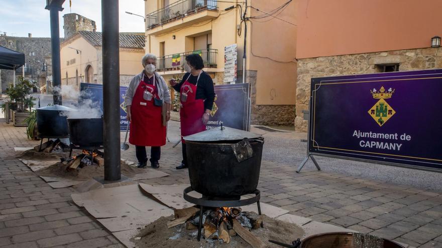 Capmany prepara les peroles per al ranxo degà de Catalunya