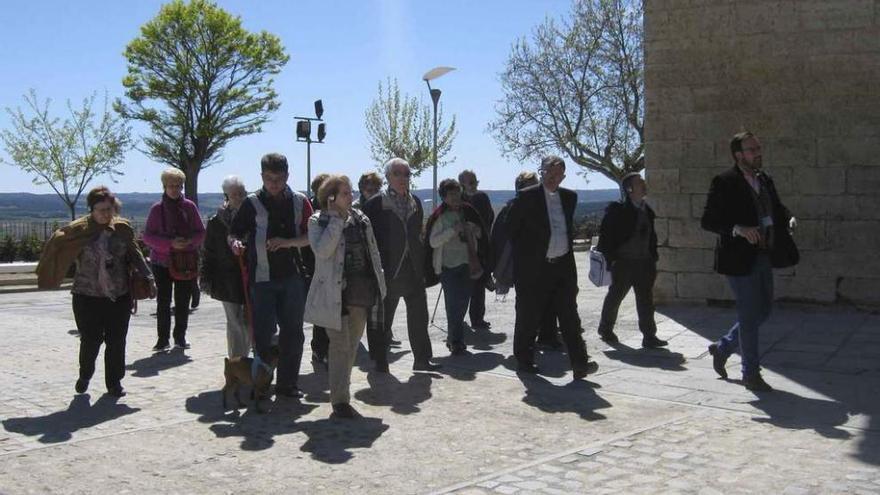 Un guía acompaña a un grupo de turistas tras visitar la primera sede de la exposición Aqva. Foto