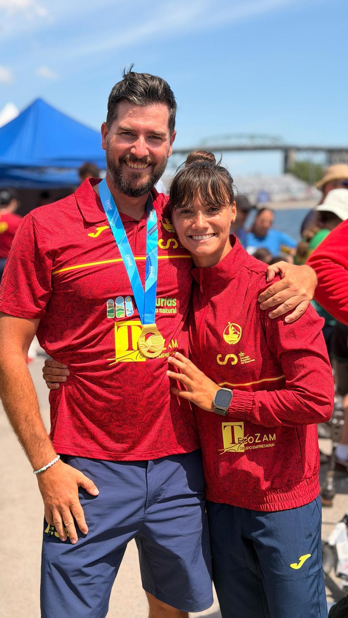 Sara Ouzande, junto a su entrenador Joaquín Delgado Caballero, este con la medalla de oro de la gijonesa.