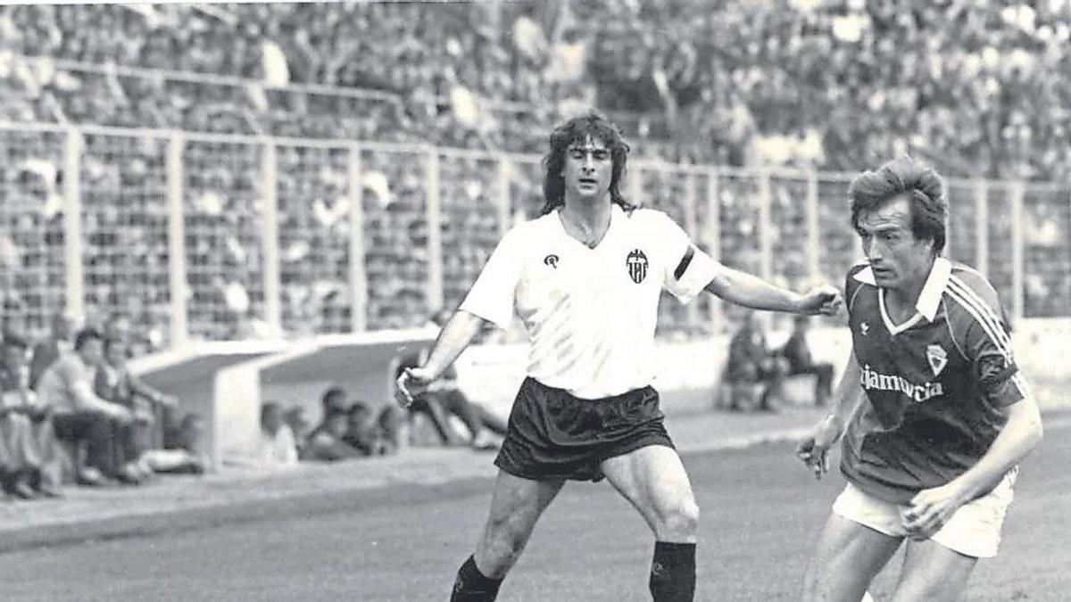 Kempes, durante un partido con la camiseta del Valencia CF contra el Real Murcia.