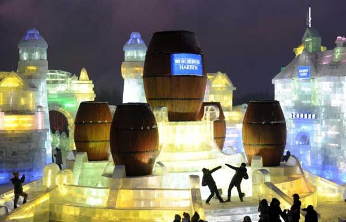 Detalle de una de las esculturas con barriles de madera en el Festival de Esculturas de Nieve y Hielo de Harbin.