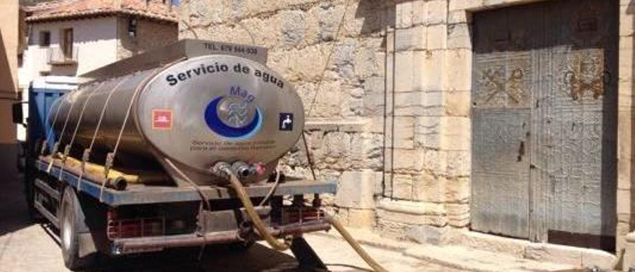 La falta de inversiones condena a Ares a abastecerse con  ocho cubas de agua diarias