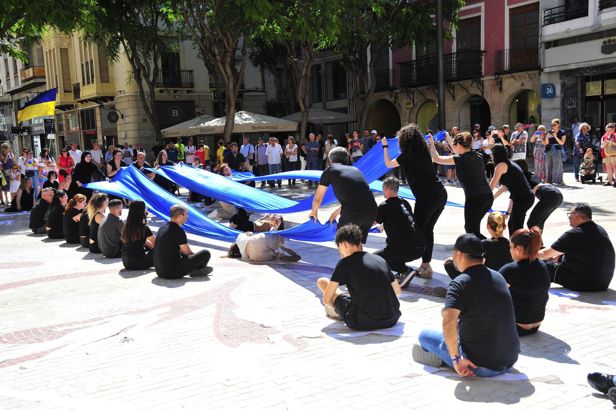 Performance de Elche Acoge por el día del refugiado