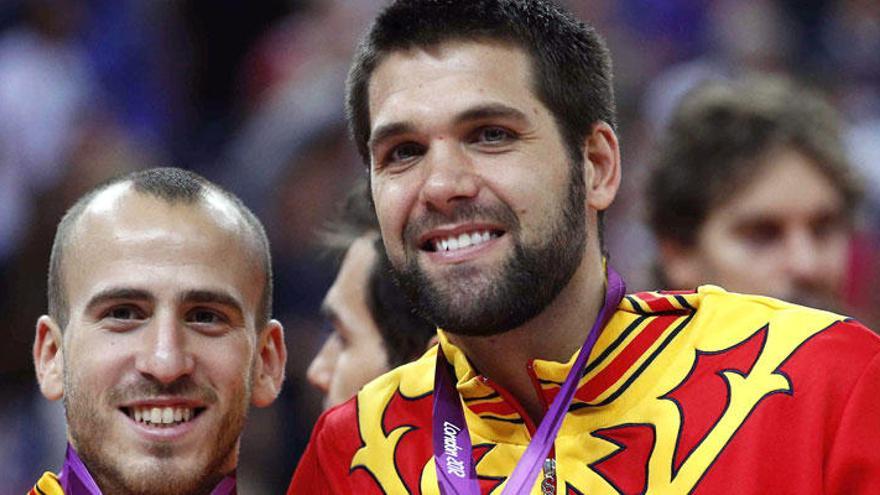 Reyes posa con la medalla junto a Segio Rodríguez