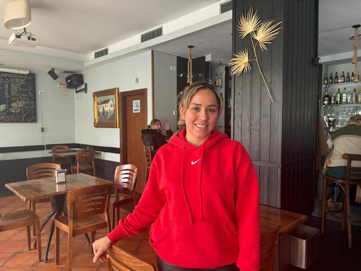 Imagen de Lidia Massiel en su bar La Chimenea.