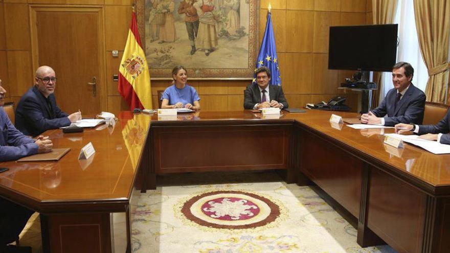 Els ministres Yolanda Díaz i José Luis Escrivá reunits amb els agents socials després d&#039;acordar la pròrroga dels ERTO aquest 25 de juny del 2020