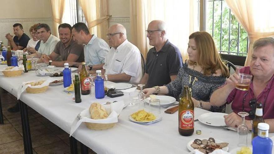 Parte de los asistentes a la comida de la Festa, ayer.