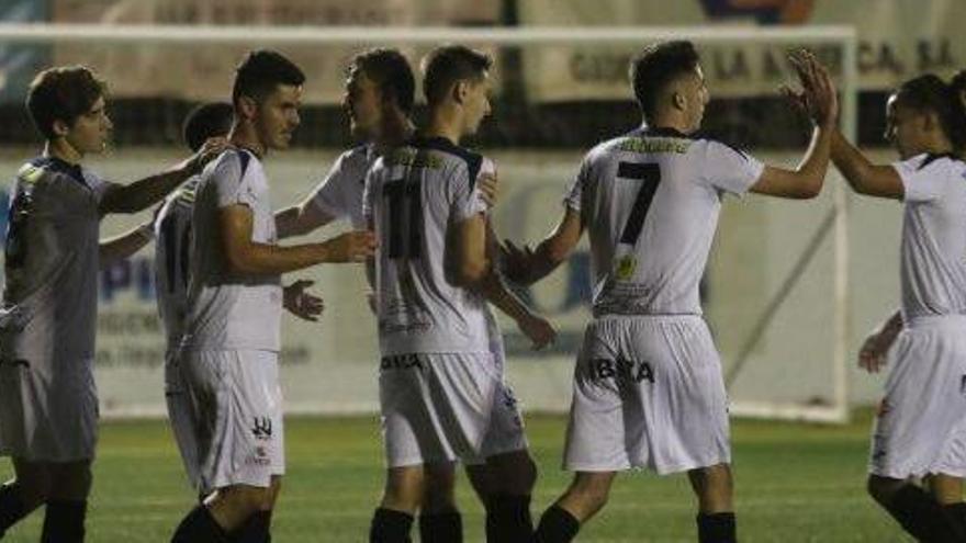 Los jugadores de la Peña juvenil celebran uno de los goles en el partido de la primera vuelta ante el Portmany.