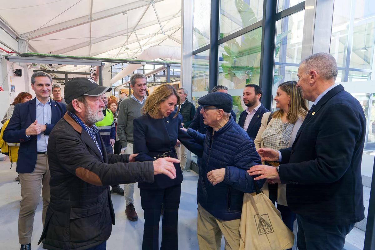 El mercado provisional, luminoso y con 42 paradas, aprueba 'con nota'