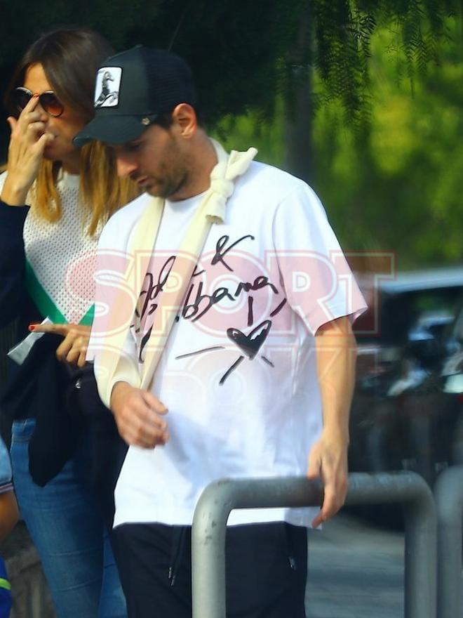 En exclusiva, las primeras fotografías de Messi tras su lesión, con el brazo en cabestrillo