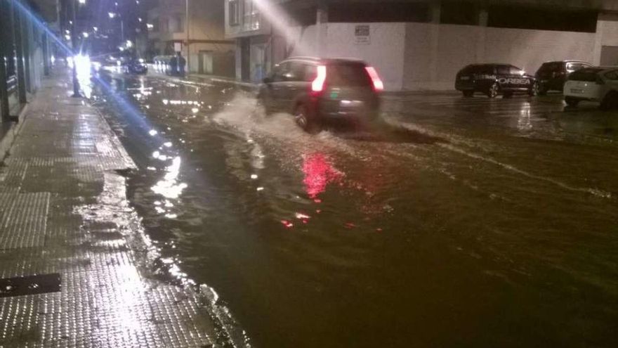 Una imagen de la calle Pazos Fontenla anegada por el agua en la madrugada del martes. // S.Álvarez