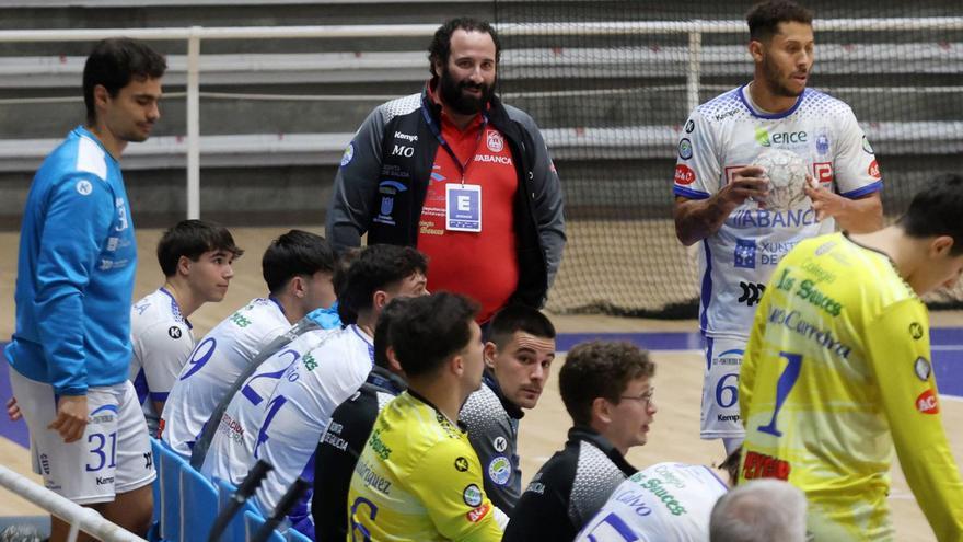 Quiños, en el banquillo, con varios jugadores del Cisne.