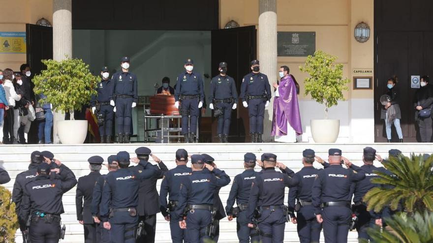 Funeral en Málaga del policía Nacional fallecido por coronavirus tras estar destinado en Canarias.