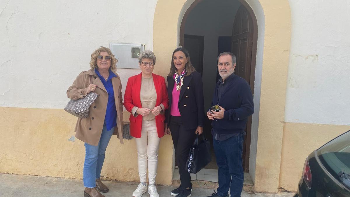 Rosabel Ribes, junto a la alcaldesa de Massalavés, durante una visita reciente al municipio.