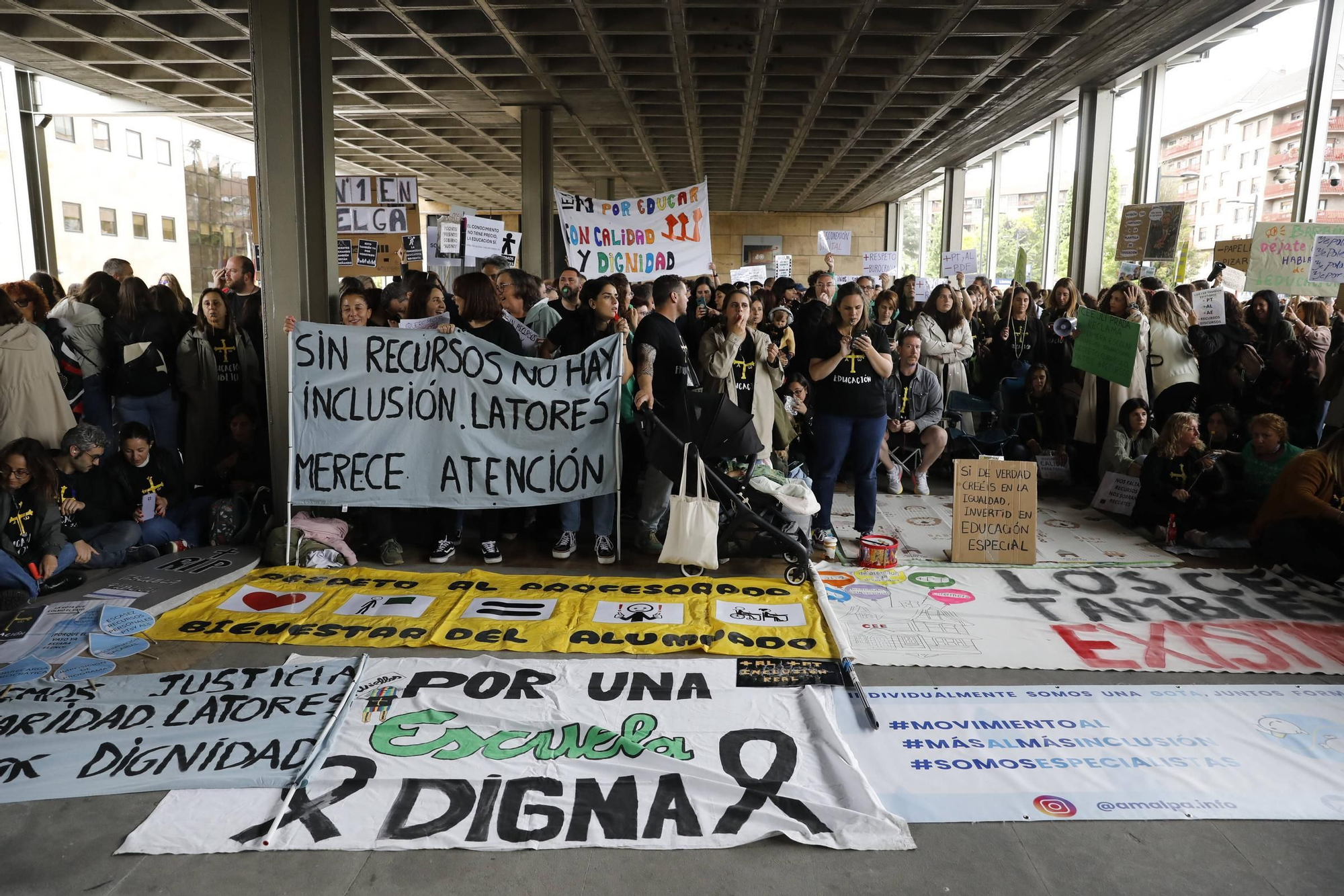 EN IMÁGENES: Cientos de profesores se concentran en Oviedo mientras Gobierno y sindicatos negocian