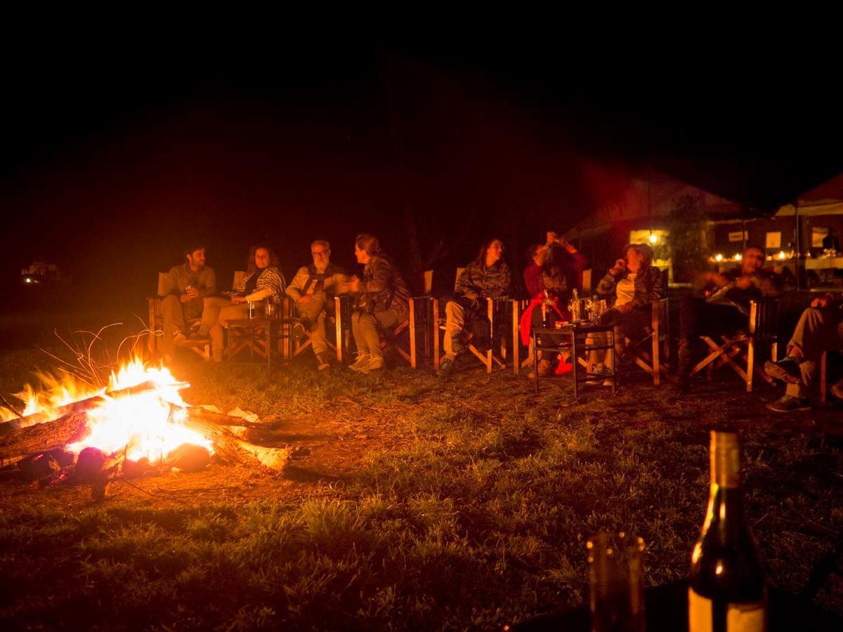 Fuego de campamento de Kati Kati Tented Camp Serengeti Fuego de campamento de Kati Kati Tented Camp Serengeti
