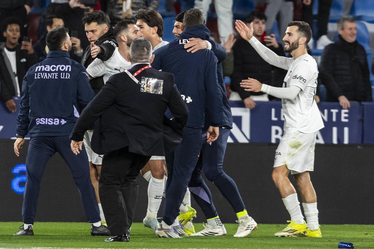 Imágenes de la tangana final del derbi Levante UD - Valencia CF