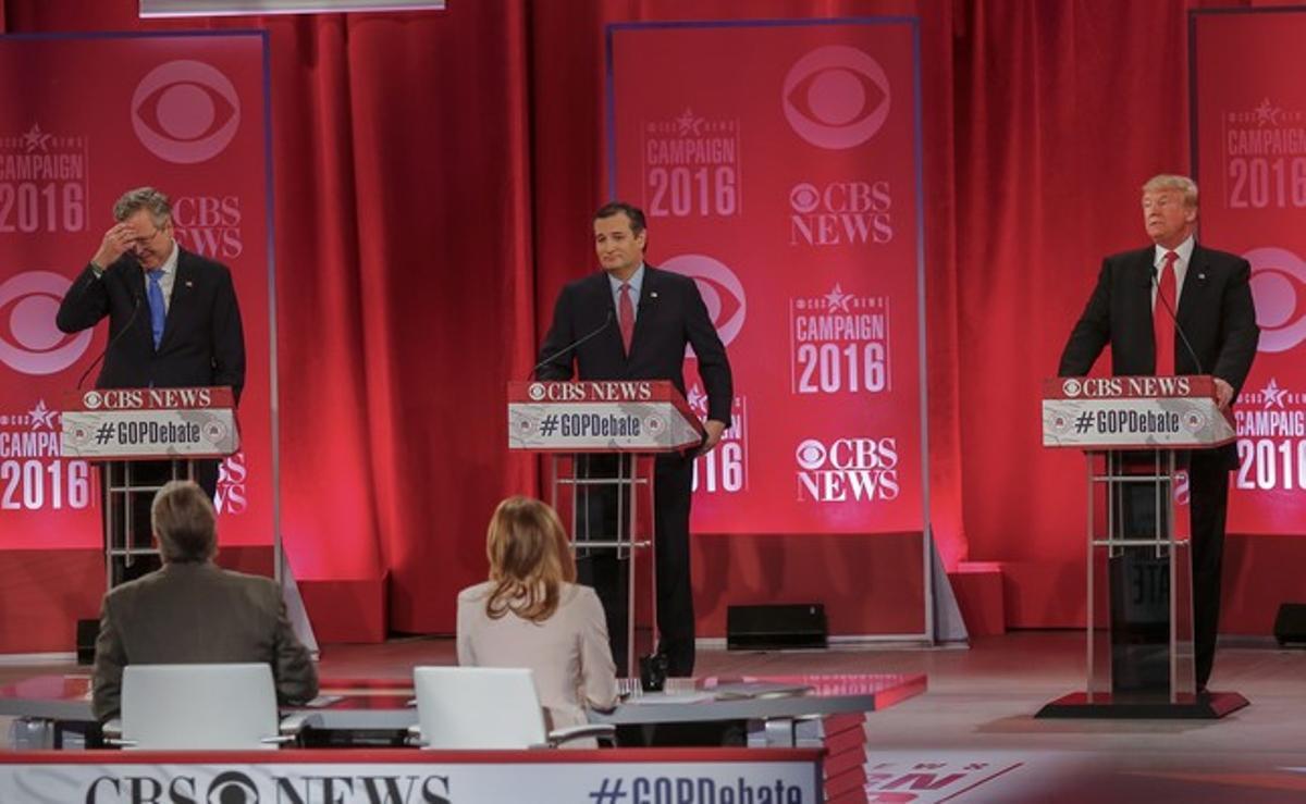 ELX23. Greenville (United States), 14/02/2016.- Former Florida Governor Jeb Bush (L) reacts to businessman Donald Trump (R) as Texas Senator Ted Cruz (C) listens during the Republican Presidential Debate sponsored by CBS News and the Republican National Committee at the Peace Center in Greenville, South Carolina, USA, 13 February 2016. The South Carolina Republican presidential primary is 20 February 2016. (Estados Unidos) EFE/EPA/ERIK S. LESSER