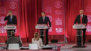 ELX23. Greenville (United States), 14/02/2016.- Former Florida Governor Jeb Bush (L) reacts to businessman Donald Trump (R) as Texas Senator Ted Cruz (C) listens during the Republican Presidential Debate sponsored by CBS News and the Republican National Committee at the Peace Center in Greenville, South Carolina, USA, 13 February 2016. The South Carolina Republican presidential primary is 20 February 2016. (Estados Unidos) EFE/EPA/ERIK S. LESSER