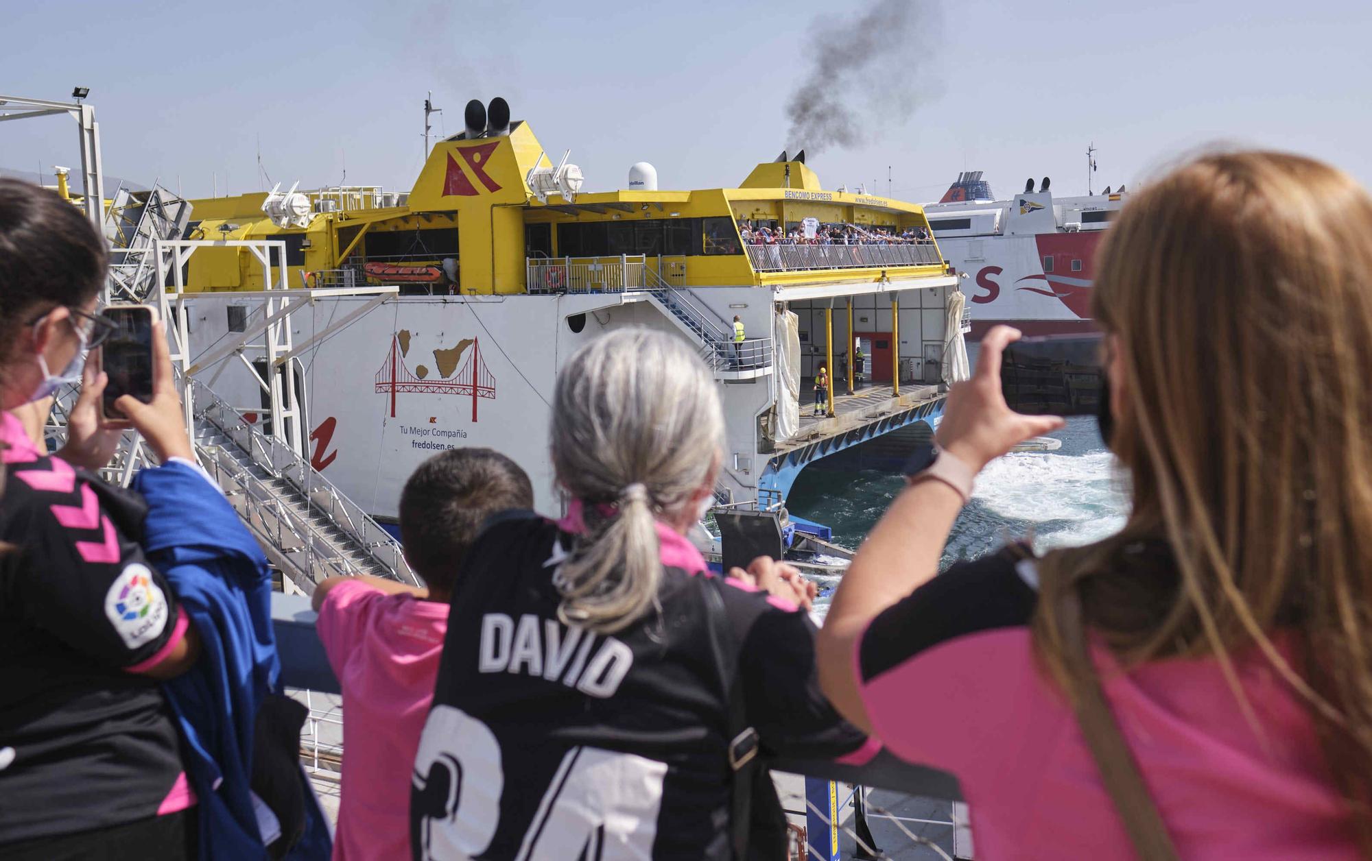 Aficionados del CD Tenerife, rumbo al derbi