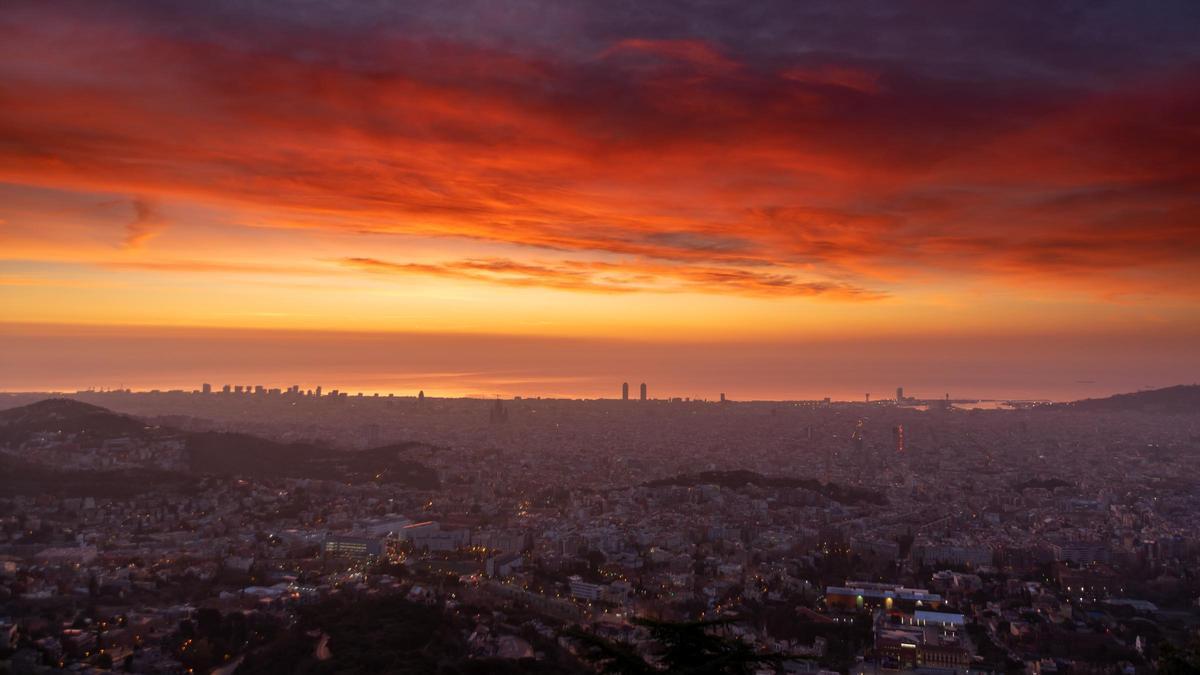 Salida del Sol en Barcelona, el 8 de febrero del 2024, con presencia de nubes altas y medias, algunas de ellas lenticulares