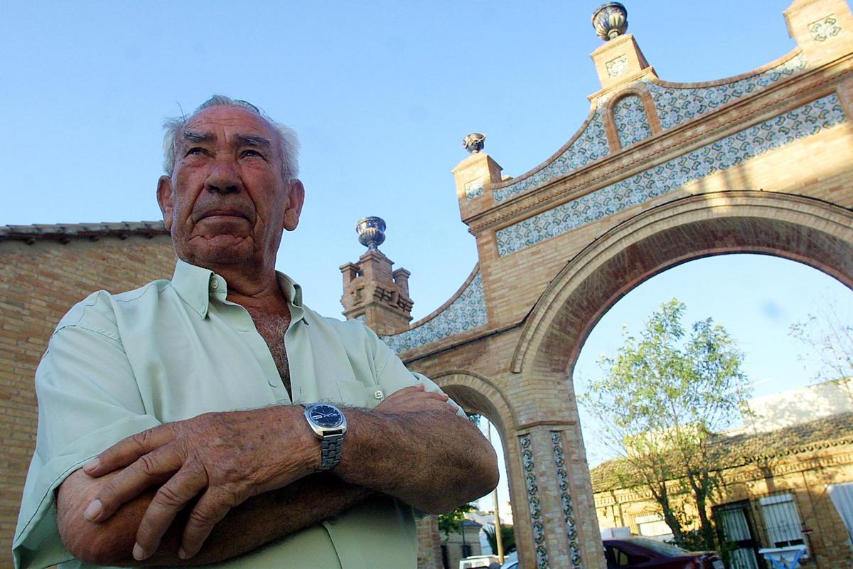 José Vázquez, de 86 años, vecino de la colonia y antiguo trabajador, en 2003 delante de la portada de la fábrica en la que entró de niño.