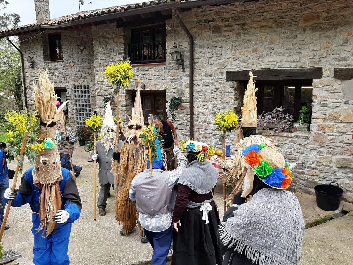 Los Mazacaraos invaden Rozaes para recuperar una tradición que goza de buena salud: el Domingo´l Gordu de la parroquia, en imágenes