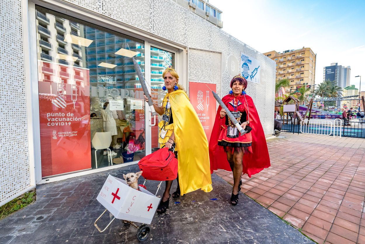 Los británicos desafían a la lluvia y celebran su "Fancy Dress Party" en Benidorm