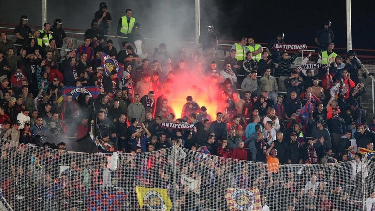 Un grupo de 'boixos nois' enciende una bengala en la grada del Estadi Olímpic, en el 2008.