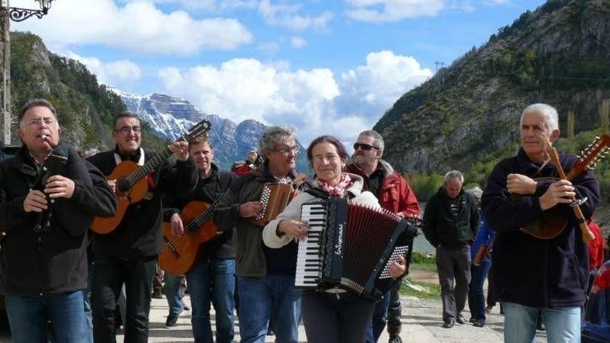 La Ronda de Boltaña, Medalla de las Cortes por recuperar las raíces aragonesas