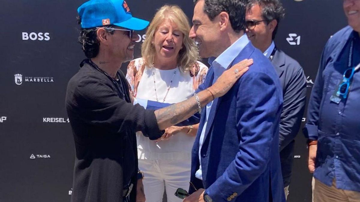 Marc Anthony departe con el presidente andaluz, Juanma Moreno, ayer, en Puerto Banús.