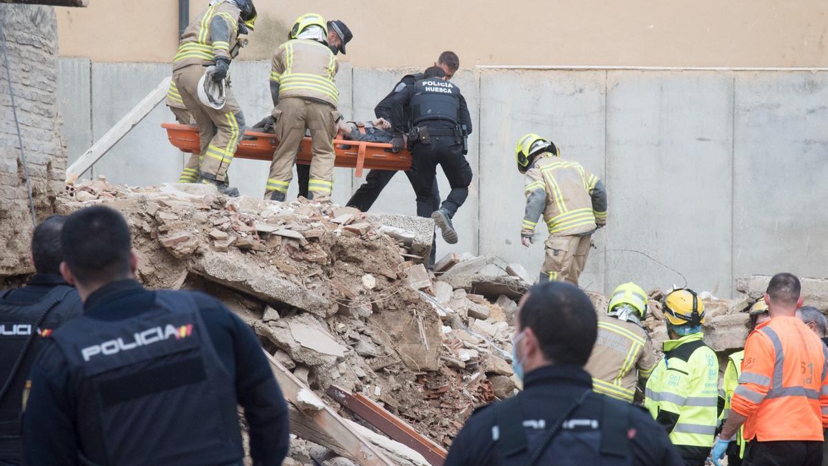 Varios sanitarios se llevan en camilla a los trabajadores accidentados.