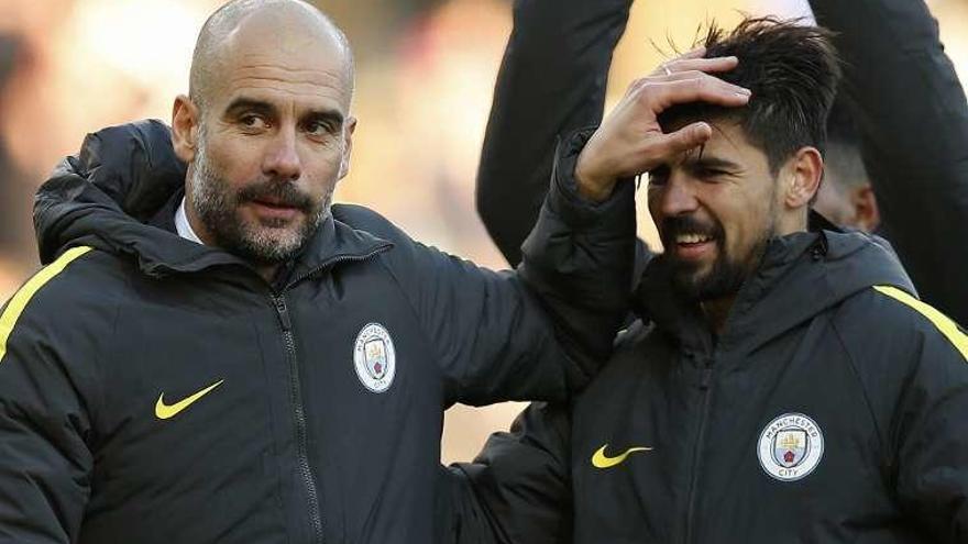 Pep Guardiola y Nolito, en Mánchester.  // Reuters