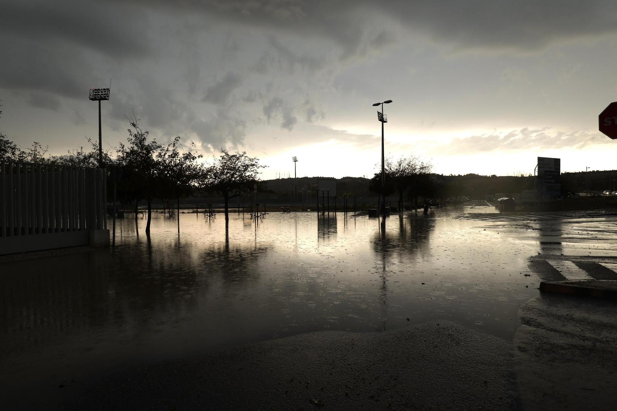 En imágenes I La lluvia anega varias calles de Zaragoza y obliga a intervenir a los bomberos