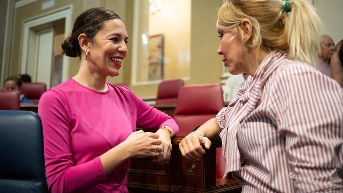 La consejera de Turismo, Jéssica de León (i), y la diputada del PP Rebeca Paniagua.