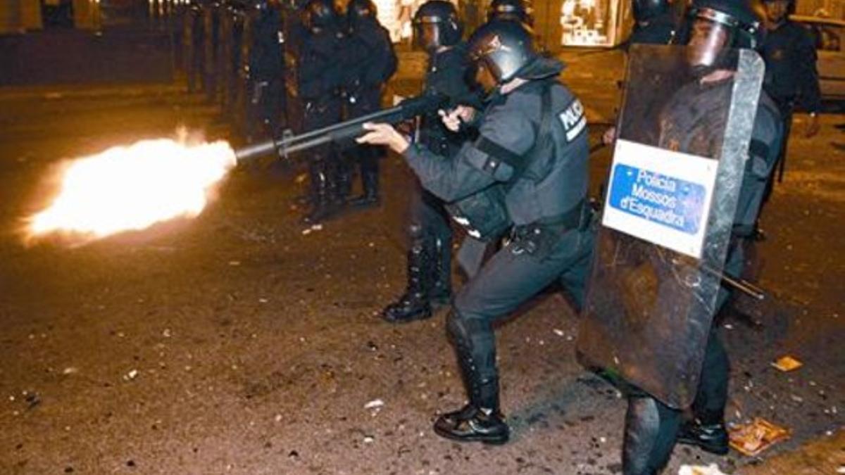 Agentes de los Mossos, en los disturbios tras la final de la Champions ganada por el Barça en mayo del 2009.