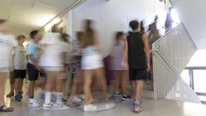 Jóvenes en el pasillo de un instituto catalán.