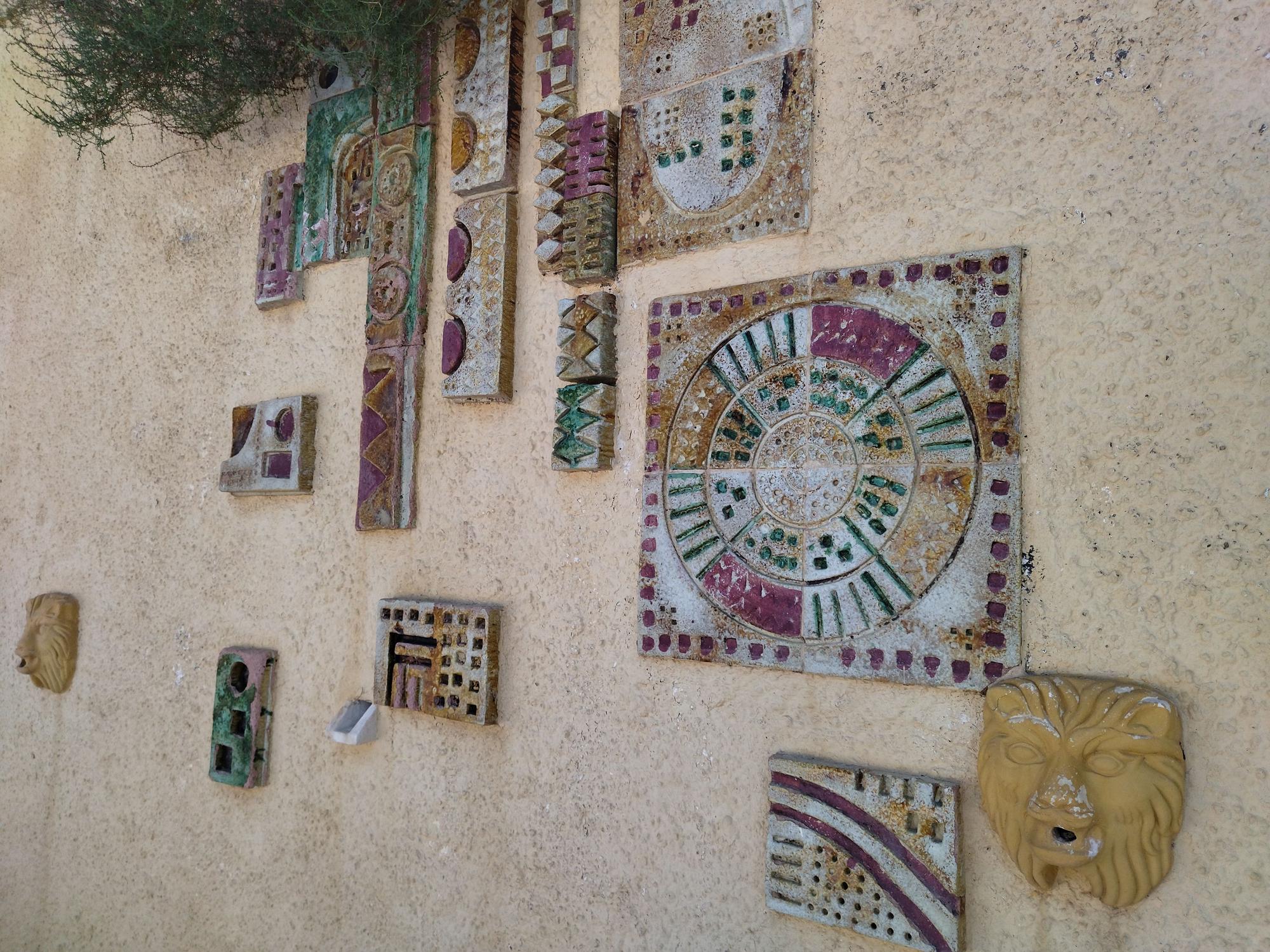 Deterioro, decoración hortera y rastro de okupas: Así es el Casal d'Ifac de Calp