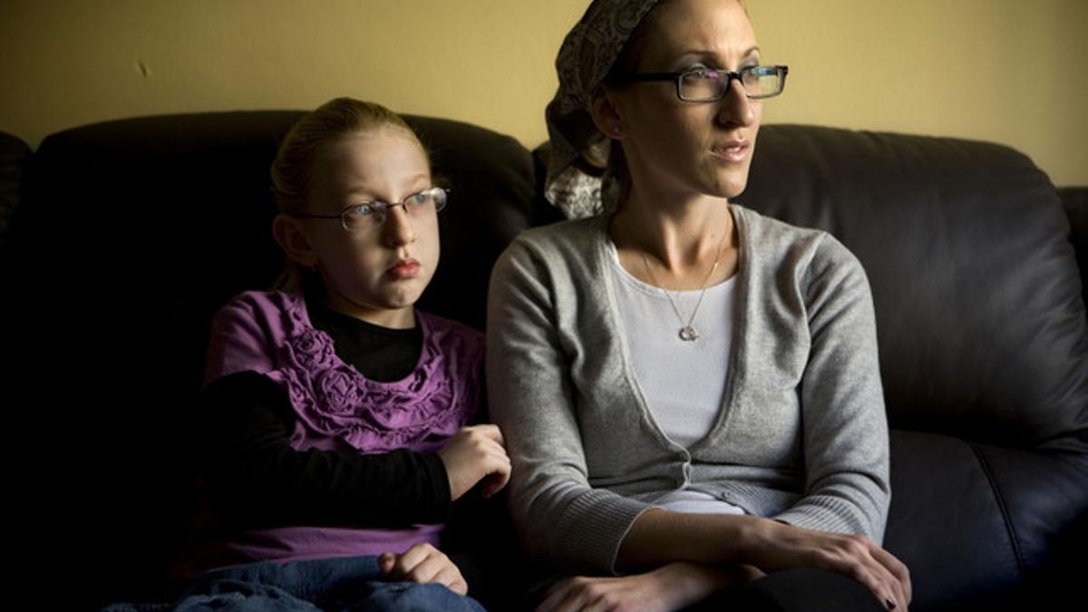 La niña acosada Naama Margolese, de 8 años, junto a su madre.