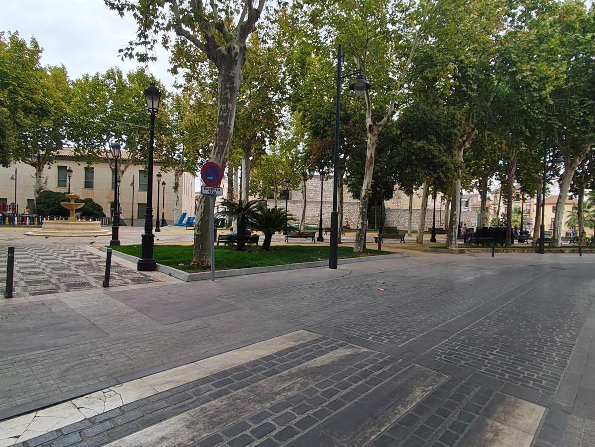Paseo del Coso en Lucena, donde el domingo fueron detenidos dos hombres por realizar gestos obscenos ante dos niñas.